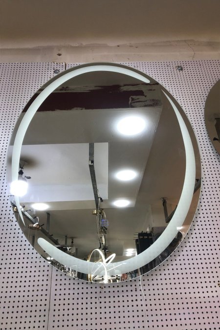 تصميم عصري أنيق مع حلقة إضاءة LED جانبية لإضافة لمسة فاخرة على الحمام أو غرفة النوم.